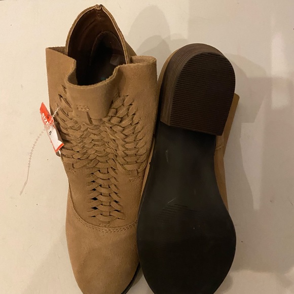 Plume tan suede ankle boots with block heels snap sides size 6 NWT - Picture 6 of 8